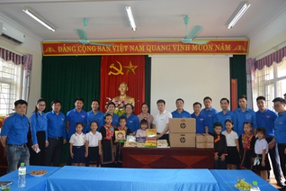 Đo&#224;n Thanh ni&#234;n VPCP trao tặng qu&#224; tới học sinh v&#249;ng kh&#243; khăn tỉnh Quảng Ninh