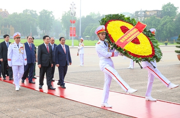 Top leaders pay tribute to President Ho Chi Minh on National Reunification Day