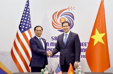 Deputy PM, FM Bui Thanh Son meets U.S. Secretary of State Marco Rubio in Malaysia