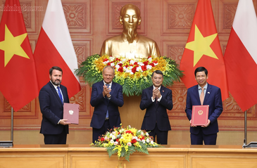 Prime Minister Le Minh Hung holds summit meeting with Polish counterpart Donald Tusk