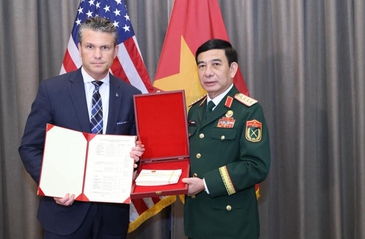 Phan Van Giang meets U.S. Secretary of War Pete Hegseth in Cebu