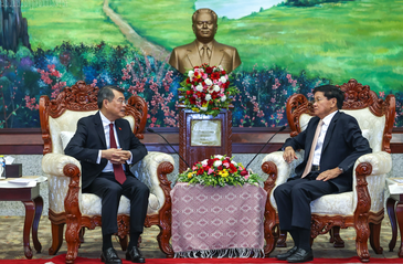 Prime Minister meets Lao General Secretary and President in Vientiane