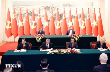 Viet Nam, China sign 32 cooperation documents
