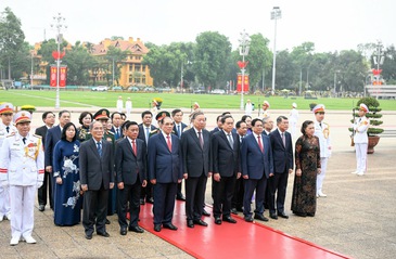 Leaders pay tribute to President Ho Chi Minh ahead of National Reunification Day