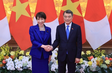 Vietnamese, Japanese Prime Ministers hold talks in Ha Noi
