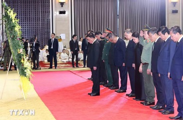 Tran Cam Tu attends funeral of top Lao legislator in Vientiane