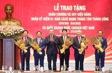 Top leader presents Ho Chi Minh Order to five former Politburo members