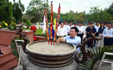 Phó Thủ tướng Phạm Bình Minh dâng hương tại Nghĩa trang Hàng Dương