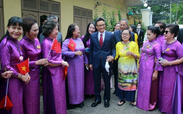 Phó Thủ tướng Vũ Đức Đam gặp gỡ cộng đồng người Việt tại Thái Lan