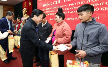 Phó Thủ tướng Trần Hồng Hà thăm, tặng quà hộ nghèo, gia đình chính sách tại Sơn La