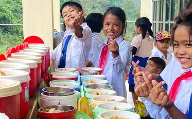 Hỗ trợ bữa ăn trưa cho học sinh tiểu học, THCS ở các xã biên giới
