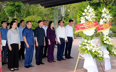 Phó Chủ tịch nước Võ Thị Ánh Xuân, Phó Thủ tướng Trần Hồng Hà dâng hương tri ân các Anh hùng liệt sĩ tại Quảng Trị