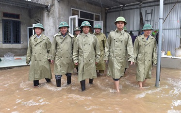 Chùm ảnh: Phó Thủ tướng Lê Văn Thành kiểm tra công tác khắc phục hậu quả mưa lũ tại miền Trung