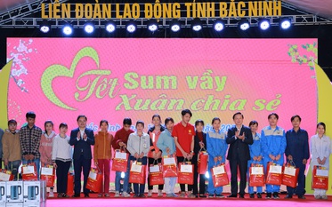 Phó Thủ tướng Trần Hồng Hà thăm, tặng quà Tết cho công nhân, người nghèo, gia đình chính sách