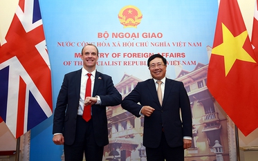 Ảnh: Phó Thủ tướng Phạm Bình Minh hội đàm với Bộ trưởng Ngoại giao Anh