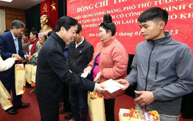 Phó Thủ tướng Trần Hồng Hà thăm, tặng quà hộ nghèo, gia đình chính sách tại Sơn La