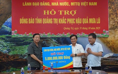 Phó Thủ tướng Trần Hồng Hà trao quà hỗ trợ tỉnh Quảng Trị khắc phục hậu quả mưa lũ