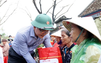 Phó Thủ tướng Lê Thành Long kiểm tra công tác khắc phục, thăm hỏi người dân vùng ngập lụt tại Gia Lai