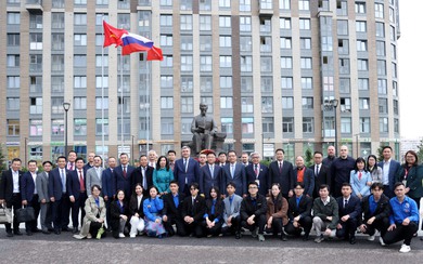Phó Thủ tướng Lê Thành Long dâng hoa tại tượng đài Chủ tịch Hồ Chí Minh ở TP. Saint Petersburg, LB Nga