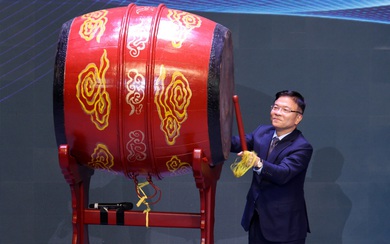 Phó Thủ tướng Lê Thành Long gióng trống mở màn Đêm thơ Nguyên tiêu 'Trước biển lớn'