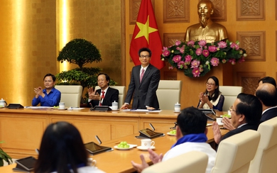 Phó Thủ tướng gặp mặt giáo viên, học sinh nhân Ngày Nhà giáo Việt Nam. Ảnh: Đình Nam