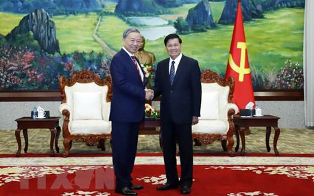 越南公安部长苏林访问老挝