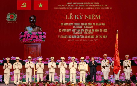 越南党和国家领导人出席越南人民公安传统日80周年庆典暨金星勋章授勋仪式