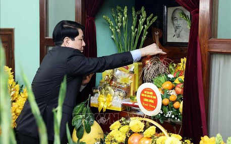 梁强主席上香缅怀胡志明主席