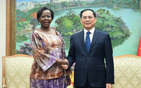 裴青山副总理会见法语国家组织秘书长路易丝·穆希基瓦博