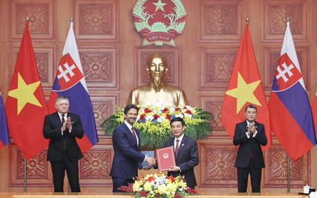 越南与斯洛伐克签署和交换多个重要合作文件