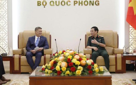 越南政府副总理兼国防部长潘文江大将会见美国代理海军部长高雄