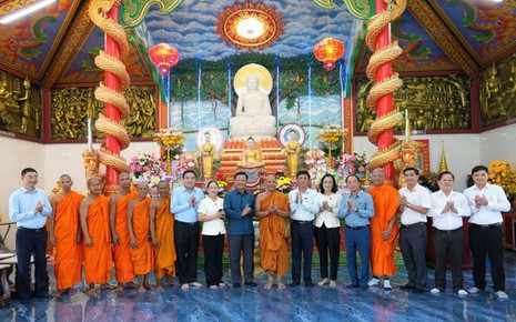 Chủ tịch Hội đồng Dân tộc Quốc hội thăm, chúc mừng đồng bào Khơ me nhân Tết Chôl Chnăm Thmây