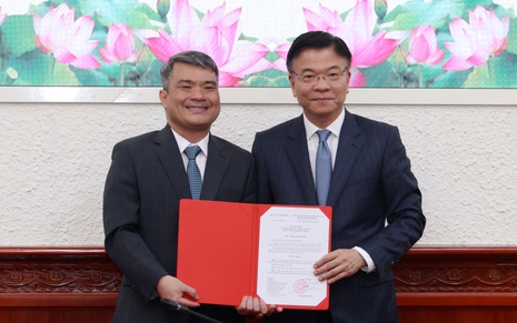 Phó Thủ tướng Lê Thành Long trao quyết định bổ nhiệm, giao nhiệm vụ cho tân Thứ trưởng Bộ Tư pháp