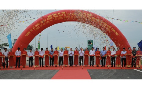 Phó Thủ tướng Trần Hồng Hà dự lễ thông xe kỹ thuật 2 đoạn cao tốc đi qua tỉnh Hà Tĩnh