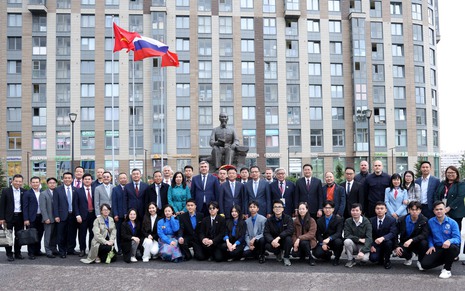 Phó Thủ tướng Lê Thành Long dâng hoa tại tượng đài Chủ tịch Hồ Chí Minh ở TP. Saint Petersburg, LB Nga