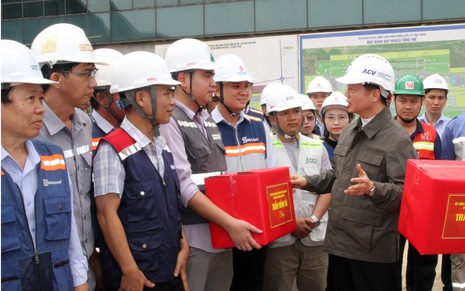 Phó Thủ tướng Trần Hồng Hà động viên, chúc Tết người lao động trên công trường sân bay Long Thành