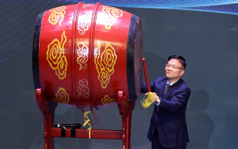 Phó Thủ tướng Lê Thành Long gióng trống mở màn Đêm thơ Nguyên tiêu 'Trước biển lớn'