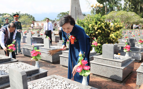 Phó Thủ tướng Phạm Thị Thanh Trà tưởng niệm các anh hùng liệt sĩ trên mảnh đất A Lưới