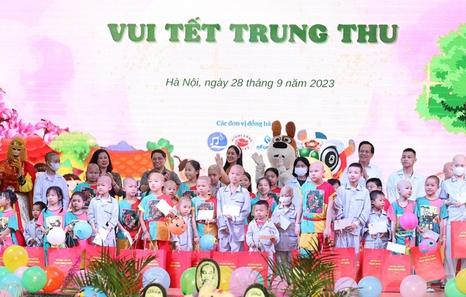 Nearly six million children receive gifts on Mid-Autumn Festival