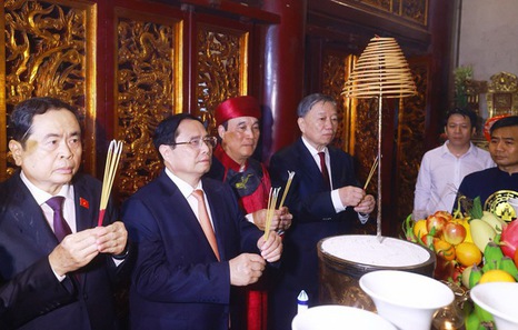 Prime Minister pays tribute to Hung Kings in Phu Tho province