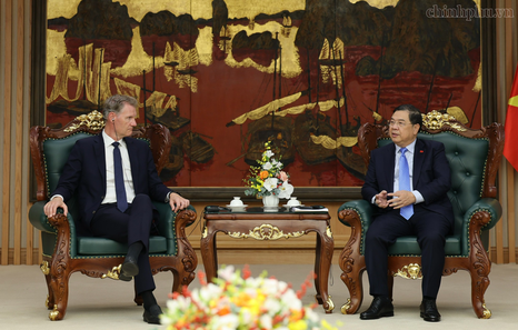Leading container shipping company to help develop Viet Nam into regional cargo transshipment hub