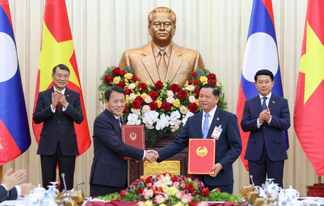 Viet Nam, Laos exchange 11 cooperation documents