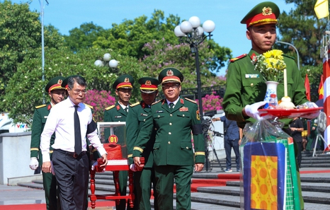 Prime Minister attends burial ceremony for martyrs in Quang Tri
