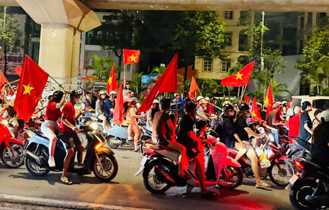 Fans flock to streets to celebrate Viet Nam’s fourth ASEAN Cup title