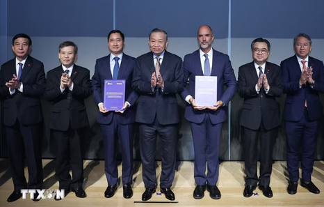 General Secretary and President To Lam visits Pfizer's global headquarters