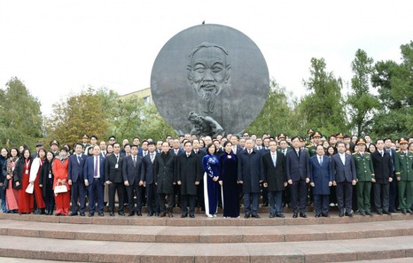 Party chief pays floral tribute to President Ho Chi Minh in Russia