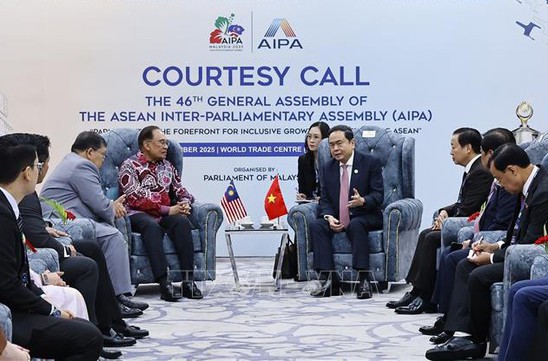 Top legislator meets Malaysian Prime Minister Anwar Ibrahim