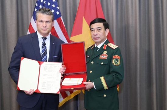 Phan Van Giang meets U.S. Secretary of War Pete Hegseth in Cebu
