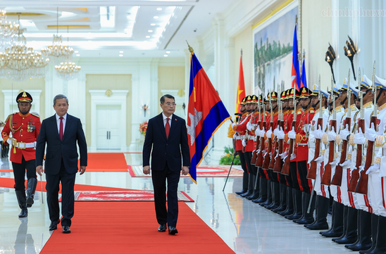 Prime Minister Le Minh Hung accorded official welcome ceremony in Cambodia
