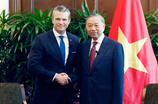To Lam meets U.S. Secretary of War Pete Hegseth in Singapore